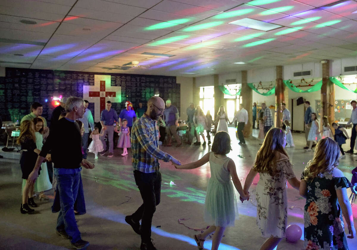 Pères et filles ont dansé sur la piste de danse pour l'événement de l'école centrale catholique de Manistee, 
