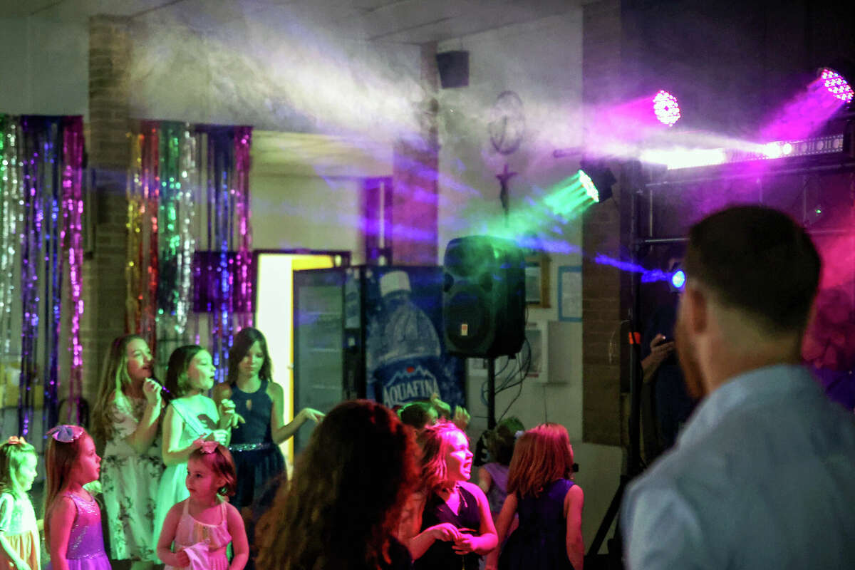 Des lumières stroboscopiques multicolores, un DJ et des décorations ornant les murs de l'école centrale catholique de Manistee étaient toutes les caractéristiques de la