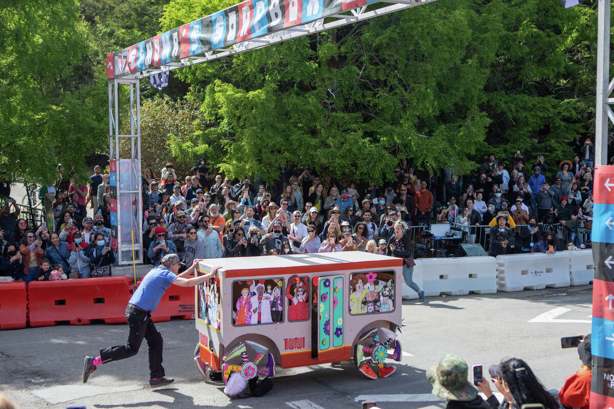 Peter Taylor aide à pousser son coureur de caisse à savon appelé MUNI Toons courses à travers la ligne d'arrivée sur John F. Shelly Dr. lors du SFMOMA Soapbox Derby à McLaren Park à San Francisco le 24 avril 2019. 10, 2022.