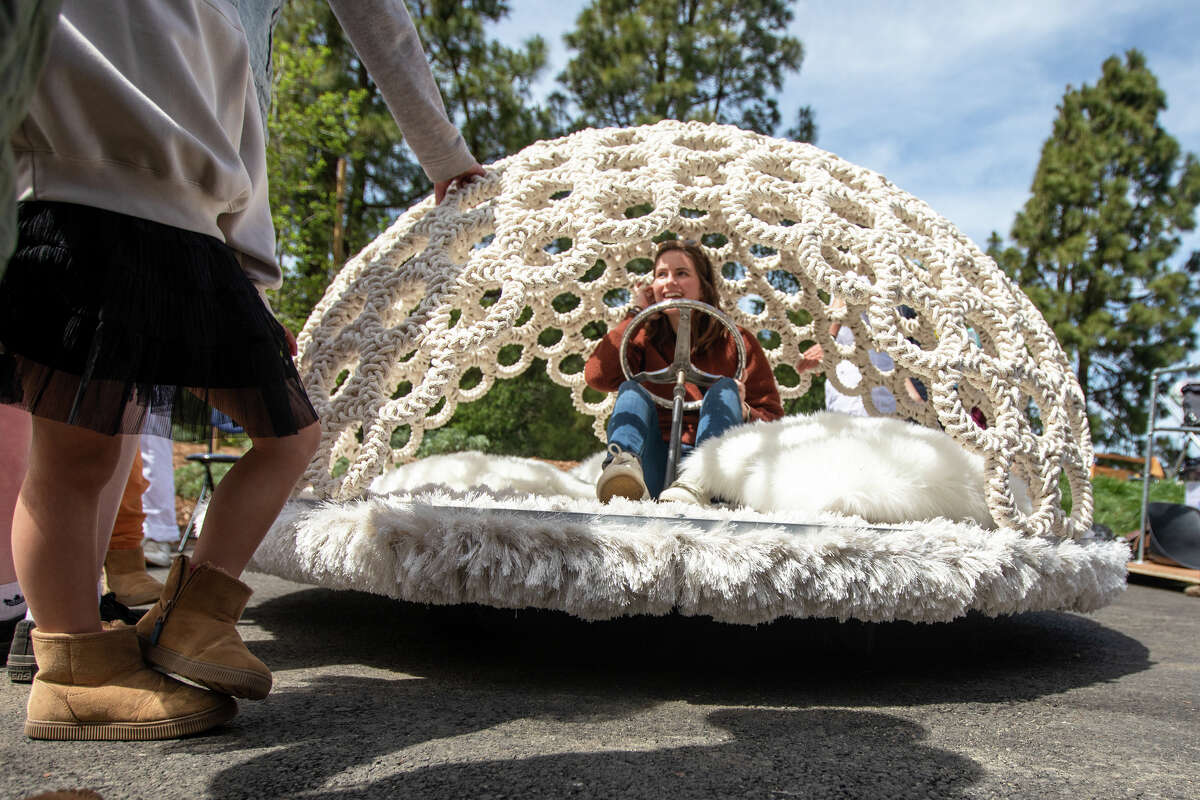 Sarah Parker pose pour une photo dans une caisse à savon dans la fosse de course du SFMOMA Soapbox Derby à McLaren Park à San Francisco le 24 avril 2019. 10, 2022.