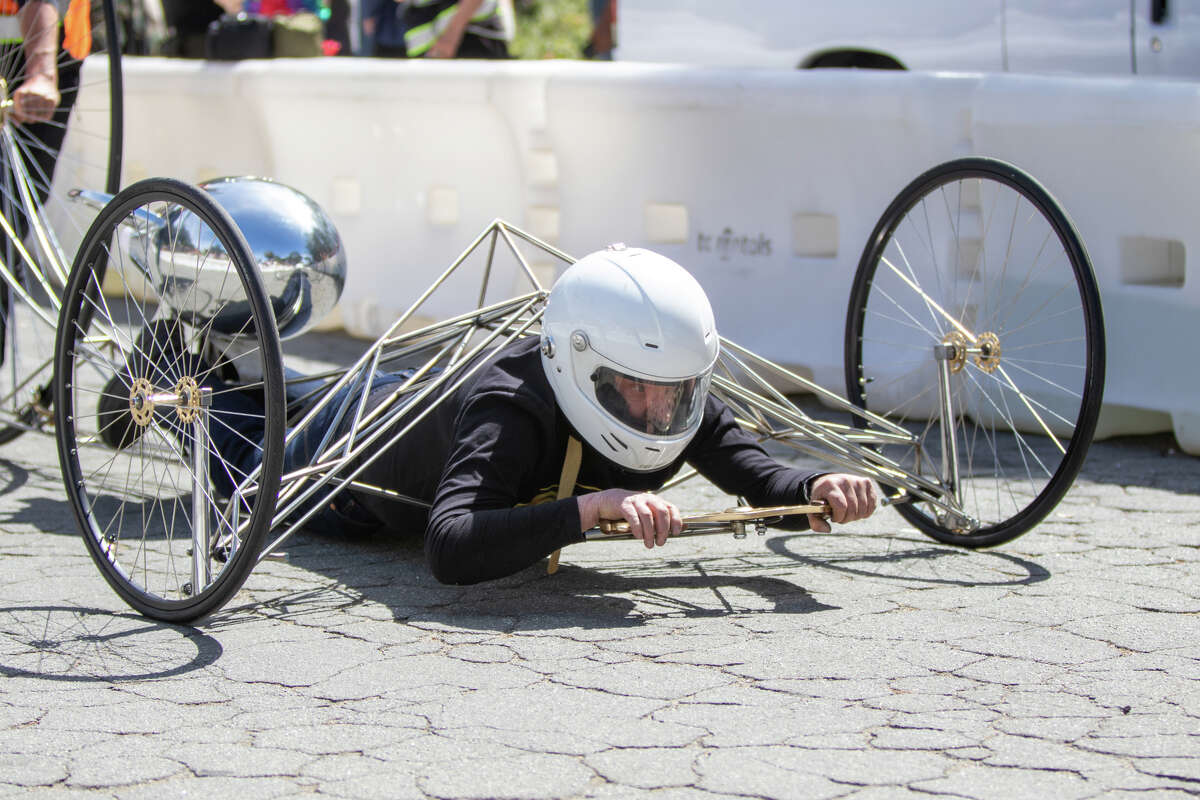 Ron Covell fait la course avec son 'Ron' Racer' lors du SFMOMA Soapbox Derby à McLaren Park à San Francisco, en Californie. le avr. 10, 2022.