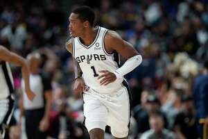 Spurs’ Lonnie Walker aims to play through back issue