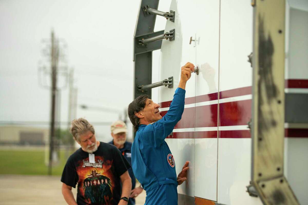 El astronauta retirado de la NASA, Mario Runco Jr., abre la puerta al simulador de base de movimiento del transbordador espacial mientras se prepara para mudarse a su nuevo hogar, el martes 12 de abril de 2022, en el Lone Star Houston Flight Museum.