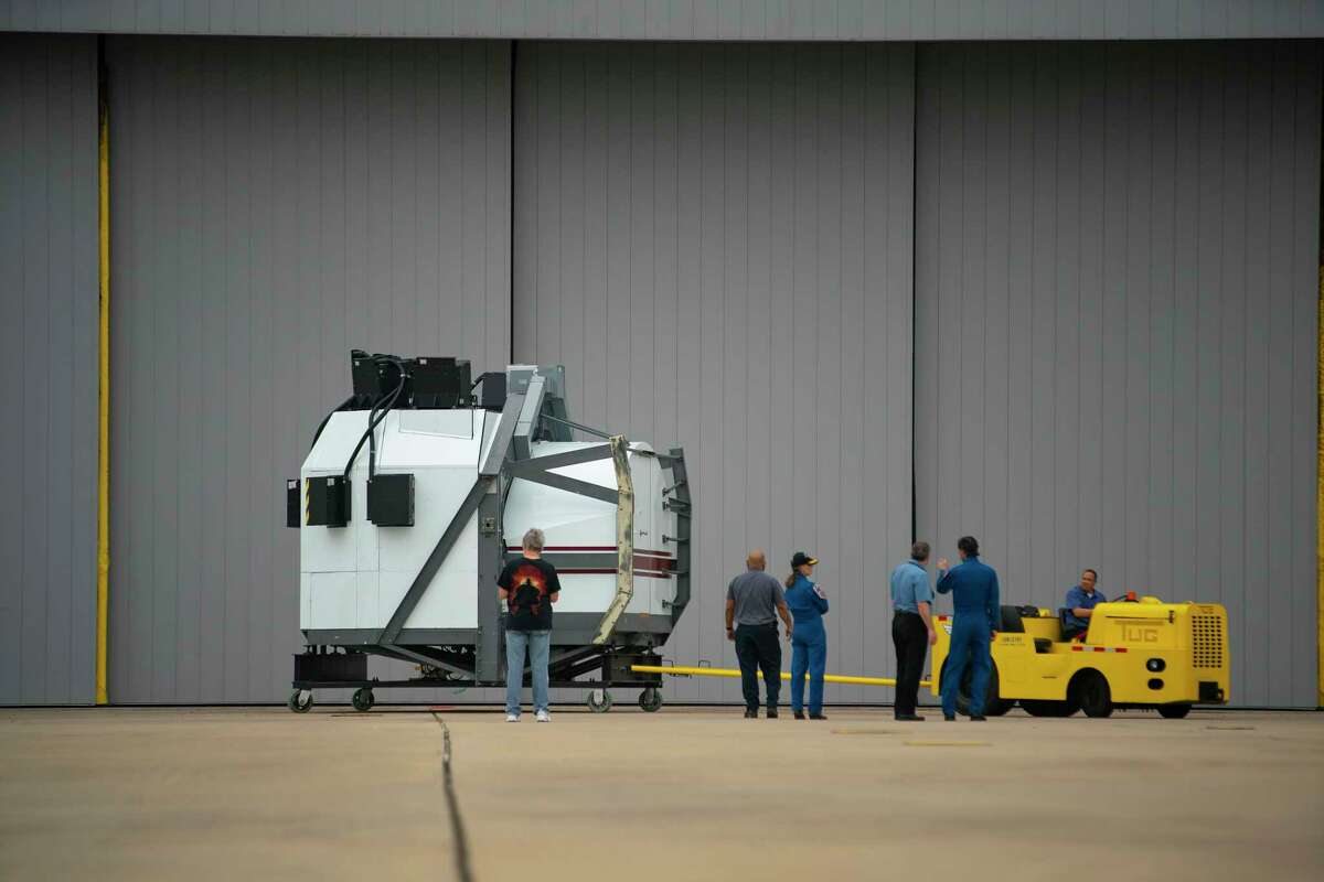 El simulador de base de movimiento del transbordador espacial espera que se abran las puertas del hangar para trasladarse a su nuevo hogar, el martes 12 de abril de 2022, en el Lone Star Flight Museum en Houston.