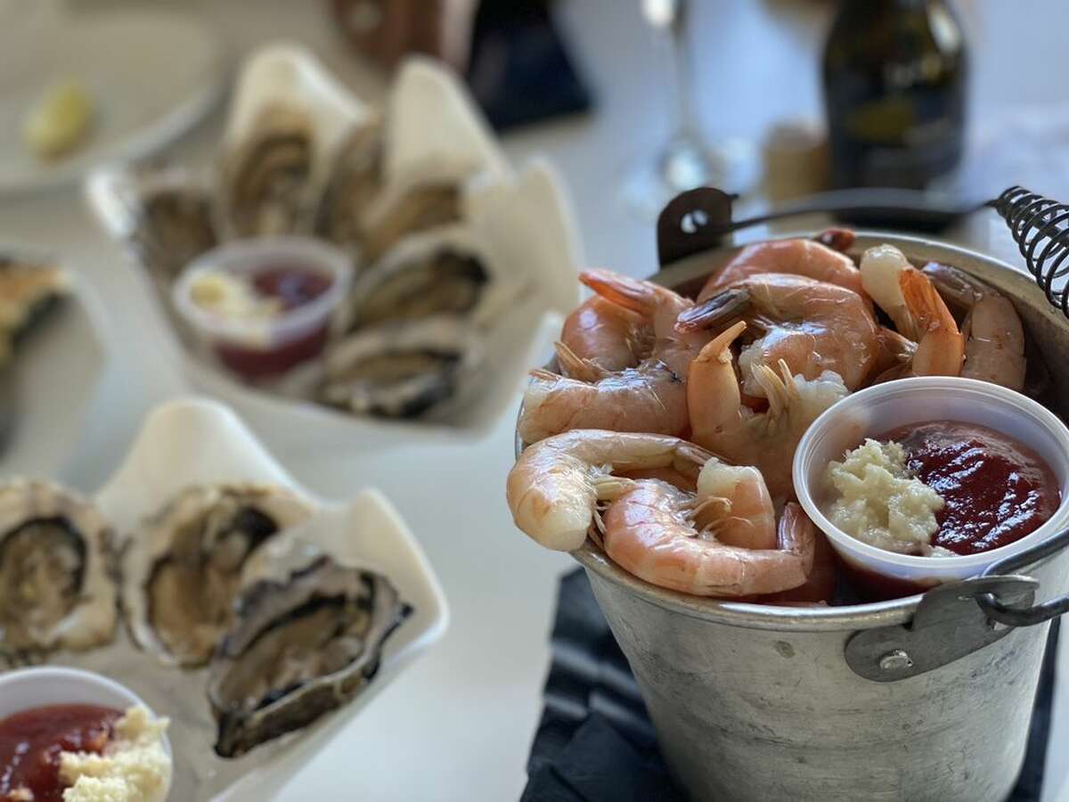 Seau de crevettes et huîtres sur demi-coquille au Ruben and Ozzy's Oyster Bar & Grill.