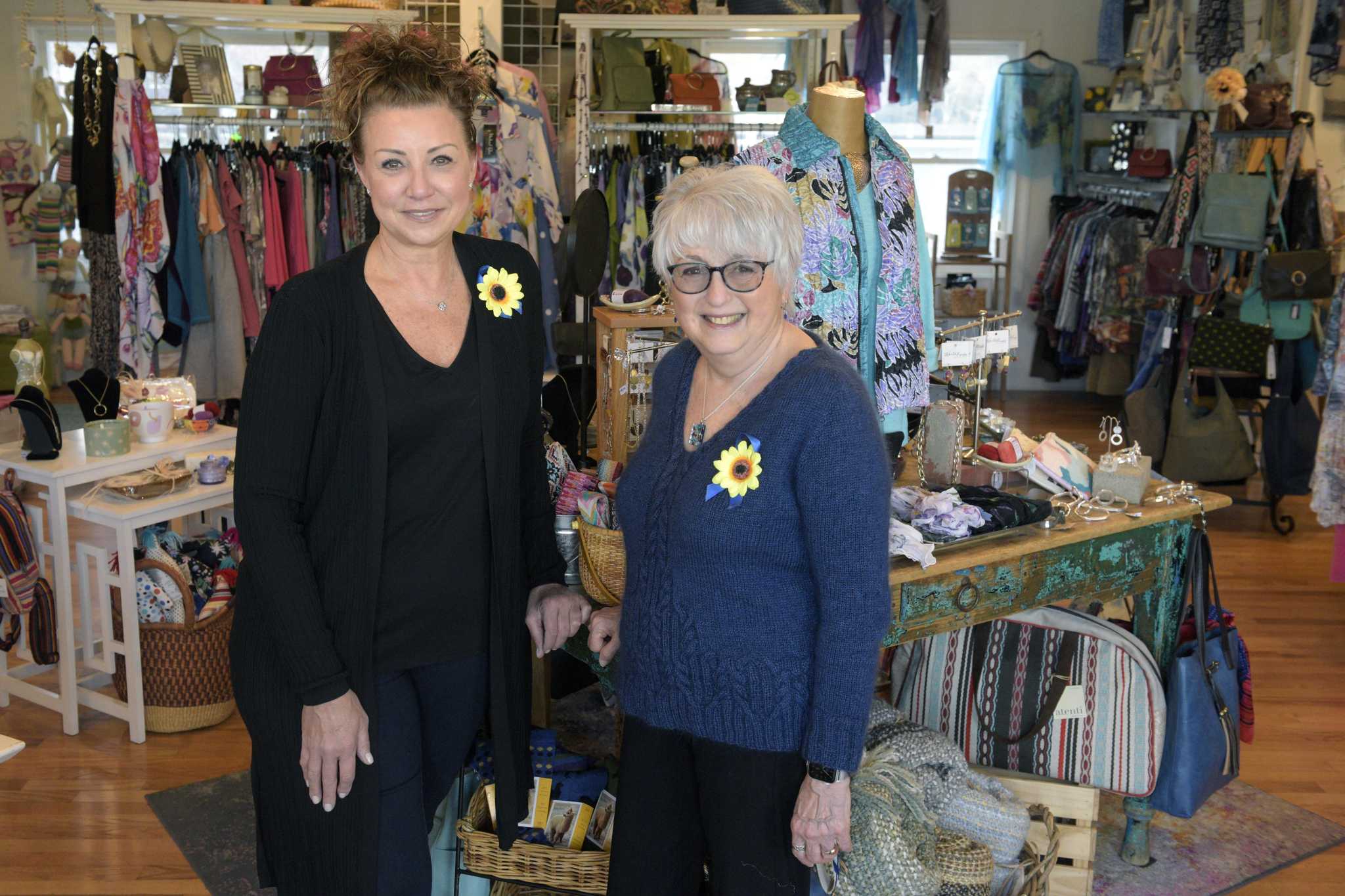 Ridgefielders raise money for Ukrainian children selling sunflower pins, note cards - Vimarsana News