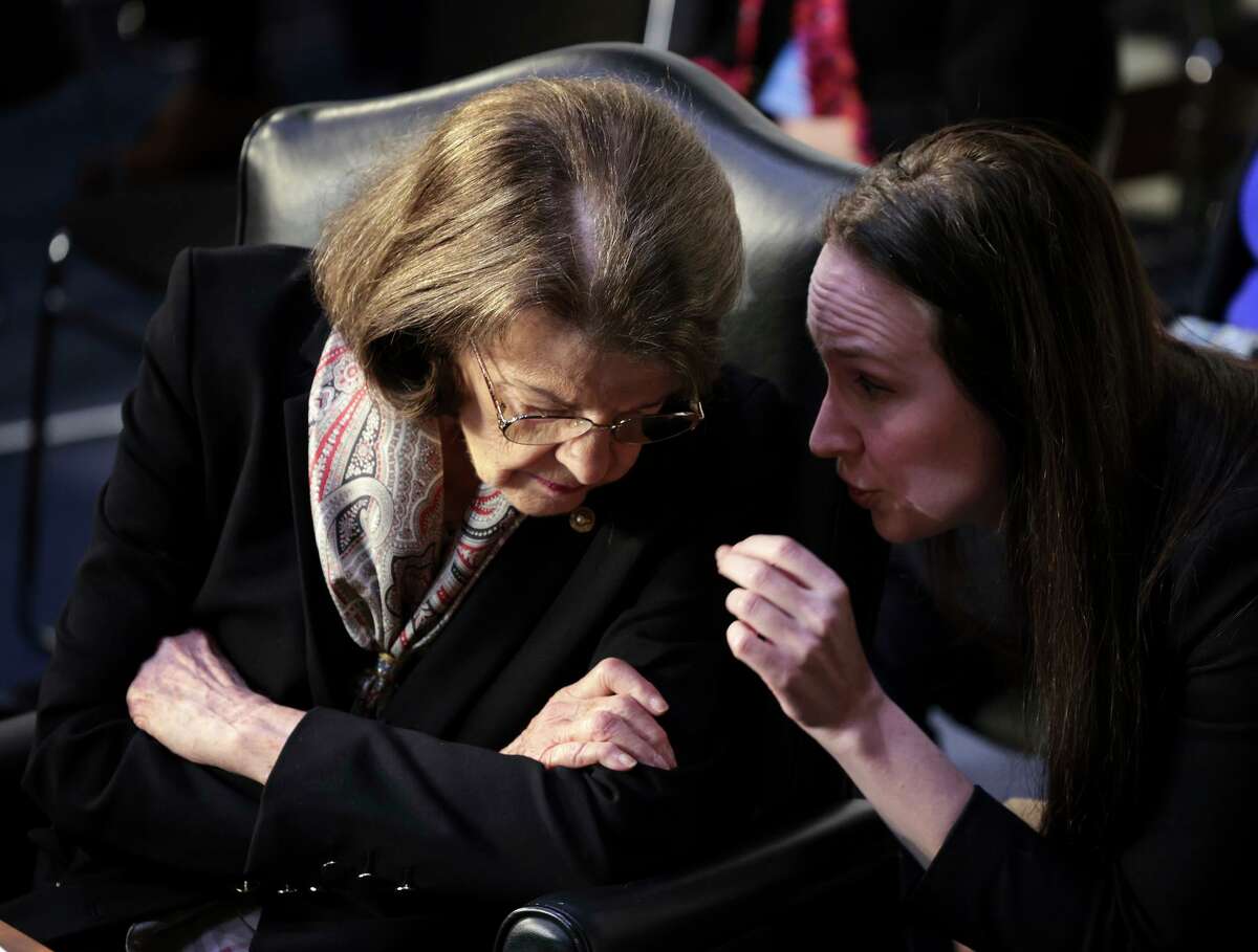 One state and four federal lawmakers plus three former staffers revealed they are concerned California Sen. Dianne Feinstein (left) can no longer fulfill her job duties without her staff doing much of the work.