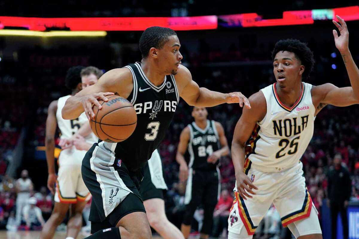 Spurs forward Keldon Johnson (3) drives to the basket against Pelicans guard Trey Murphy III (25) in the first half of a play-in game in New Orleans on Wednesday, April 13, 2022.
