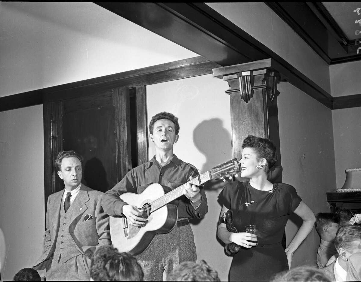 Musician Woody Guthrie plays guitar in Chicago, Illinois (circa 1940). (Photo by Stephen Deutch/Chicago History Museum/Getty Images)