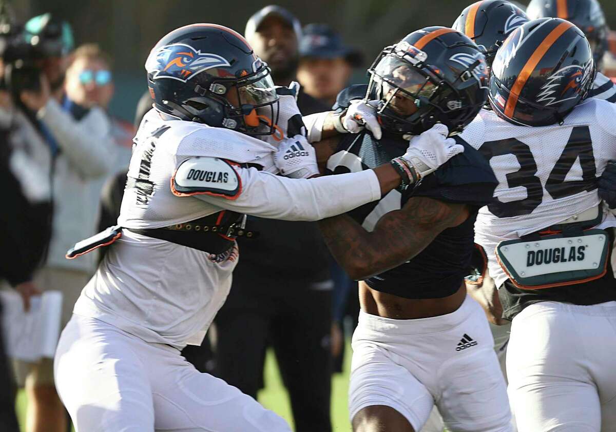 Cornerback Jalen Rainey (left) tangles with receiver Dre Spriggs (right) during a drill at UTSA's Spring practice on Thursday, Apr. 7, 2022.