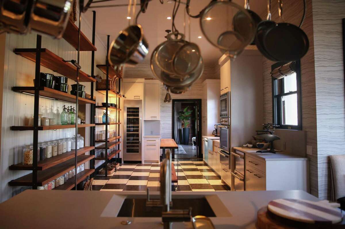 宽敞的厨房可以容纳一个完整的工作人员准备豪华的宴会