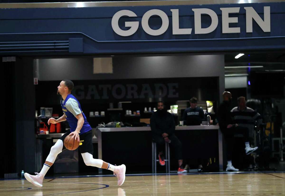 Golden State Warriors’ Stephen Curry practices at Chase Center in San Francisco, Calif, on Thursday, April 14, 2022.