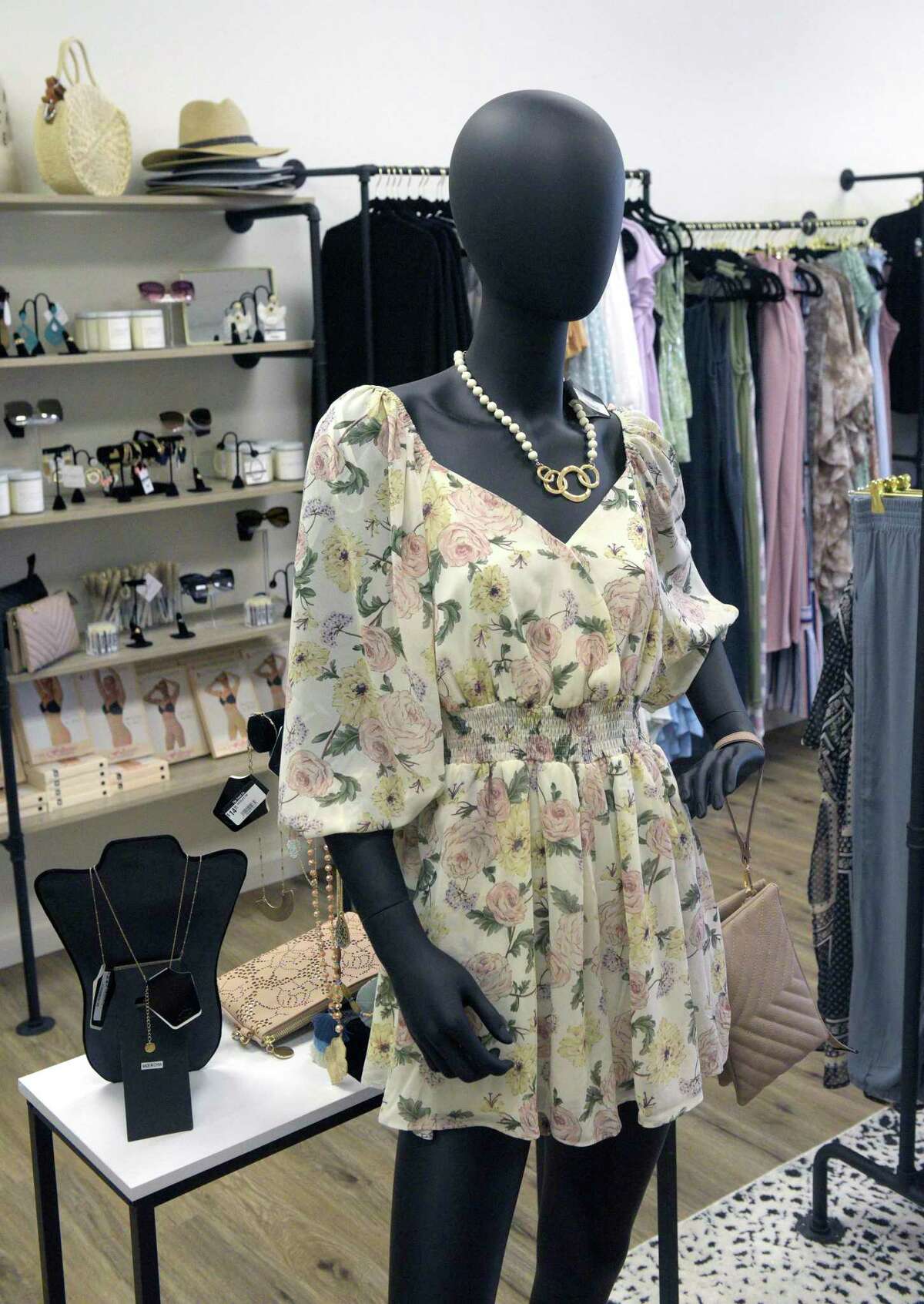 Nicole Sudano sta aprendo una boutique di abbigliamento a New Fairfield, Connecticut, chiamata The Trend Co.. Giovedì 14 aprile 2022.