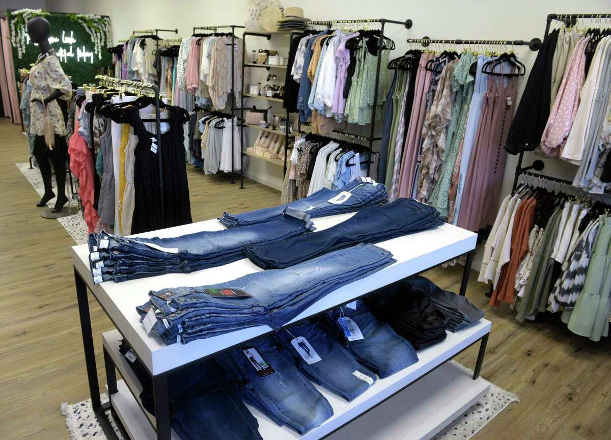 Nicole Sudano sta aprendo una boutique di abbigliamento a New Fairfield, Connecticut, chiamata The Trend Co.. Giovedì 14 aprile 2022.