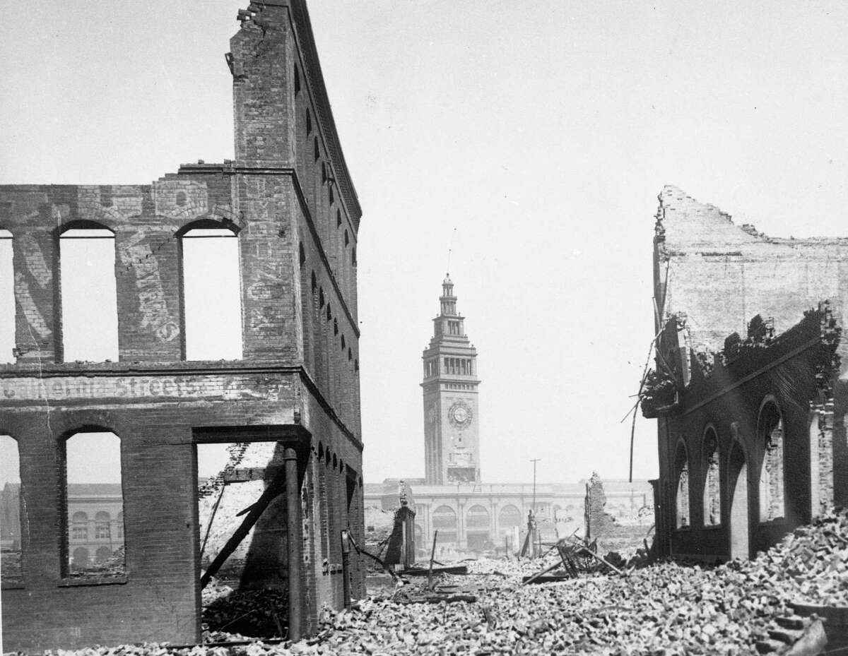 1906年地震造成的破坏可以从当时的一张照片中看到。