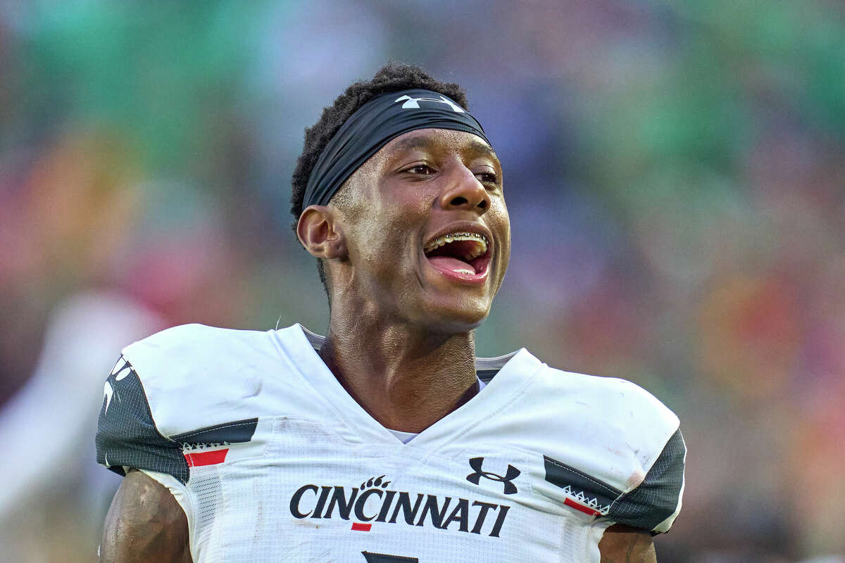 SOUTH BEND, IN - OCTOBER 02: Cincinnati Bearcats cornerback Ahmad Gardner (1) reacts after a play during a game between the Notre Dame Fighting Irish and the Cincinnati Bearcats on October 2, 2021, in South Bend, IN. (Photo by Robin Alam/Icon Sportswire via Getty Images)