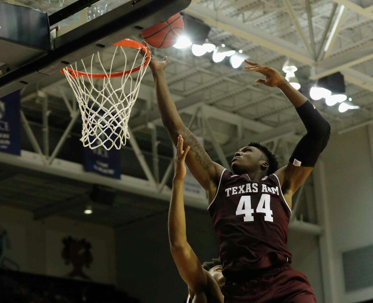 „Texas A&M Aggies“ puolėjas Robertas Williamsas (44 m.) antrajame kėlinyje atsigulė per parodomąsias „Texas Longhorns“ ir „Texas A&M Aggies“ komandų rungtynes, kad trečiadienį galėtų pasinaudoti „Rebuild Texas Relief Fund“ Tudor Fieldhouse mieste Hiustone, Teksase. 2017 m. spalio 25 d.