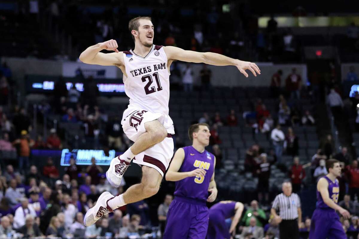 Alexas Caruso (21) iš Texas A&M Aggies švenčia po to, kai 2016 m. kovo 20 d. Oklahoma City, Oklahoma Chesapeake Energy arenoje per dvigubą pratęsimą nugalėjo Šiaurės Ajovos „Panthers“.