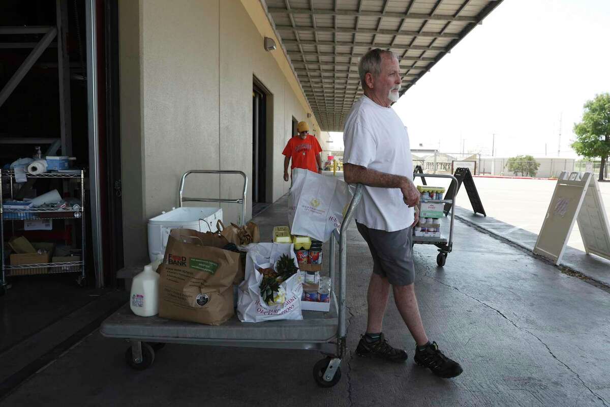 Ο εθελοντής Andrew Nicholas περιμένει ενώ οι οικογένειες λαμβάνουν προμήθειες τροφίμων από την Τράπεζα Τροφίμων του Σαν Αντόνιο την Πέμπτη.  Όπως πολλές τράπεζες τροφίμων του Τέξας, η Τράπεζα Τροφίμων του Σαν Αντόνιο ανέφερε δυσκολία να συμβαδίσει με την τρέχουσα ζήτηση λόγω πολλών παραγόντων.  Ο πληθωρισμός έχει ωθήσει τις τιμές των τροφίμων υψηλότερα από το κανονικό.  Ως αποτέλεσμα, οι δωρεές σε τράπεζες τροφίμων μειώνονται και ένας αυξανόμενος αριθμός κατοίκων του Σαν Αντόνιο αναζητούν επισιτιστική βοήθεια.