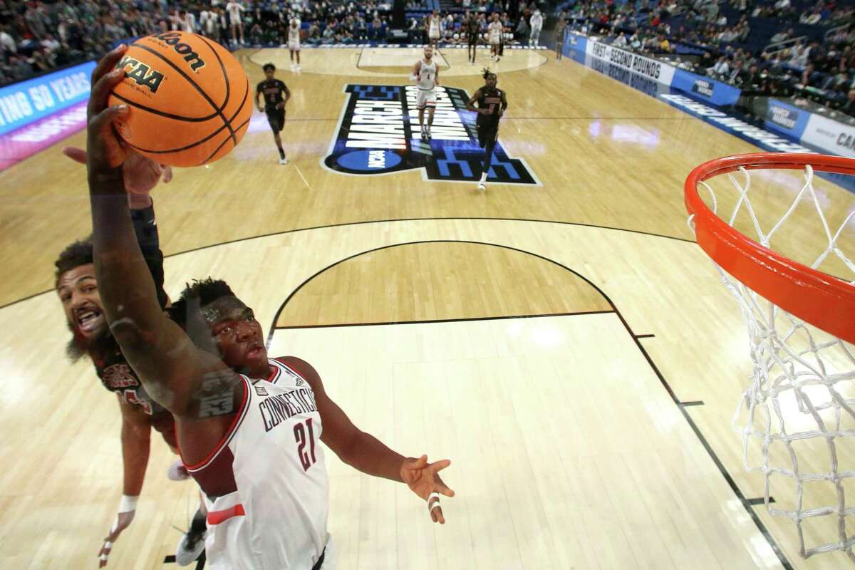 BUFFALO, NEW YORK - MARCH 17: Adama Sanogo #21 of the Connecticut Huskies shoots the ball against Johnny McCants #35 of the New Mexico State Aggies during the first half in the first round game of the 2022 NCAA Men's Basketball Tournament at KeyBank Center on March 17, 2022 in Buffalo, New York. (Photo by Joshua Bessex/Getty Images)
