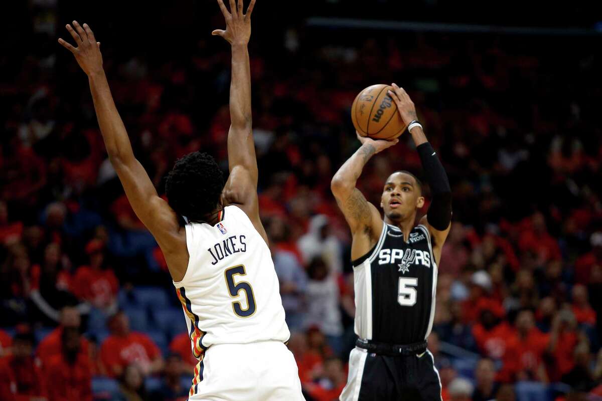 NEW ORLEANS, LOUISIANA - APRIL 13: Dejounte Murray #5 of the San Antonio Spurs shoots over Herbert Jones #5 of the New Orleans Pelicans during the third quarter of the 2022 NBA Play-In Tournament at Smoothie King Center on April 13, 2022 in New Orleans, Louisiana. New Orleans Pelicans won the game 113 - 103. NOTE TO USER: User expressly acknowledges and agrees that, by downloading and or using this photograph, User is consenting to the terms and conditions of the Getty Images License Agreement. (Photo by Sean Gardner/Getty Images)