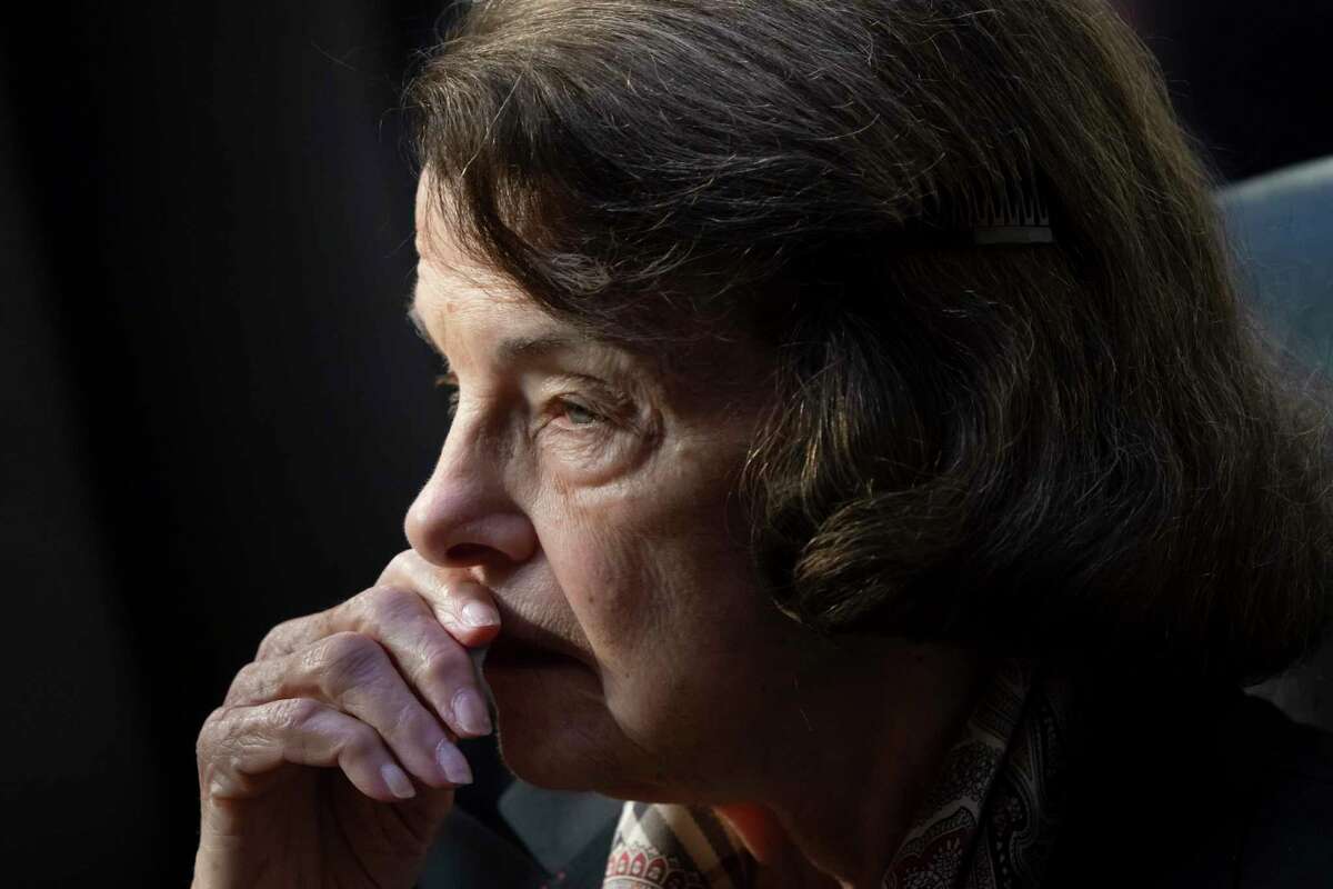 由于带状疱疹并发症，参议员黛安·范斯坦(Dianne Feinstein)已经离开参议院近两个月了。