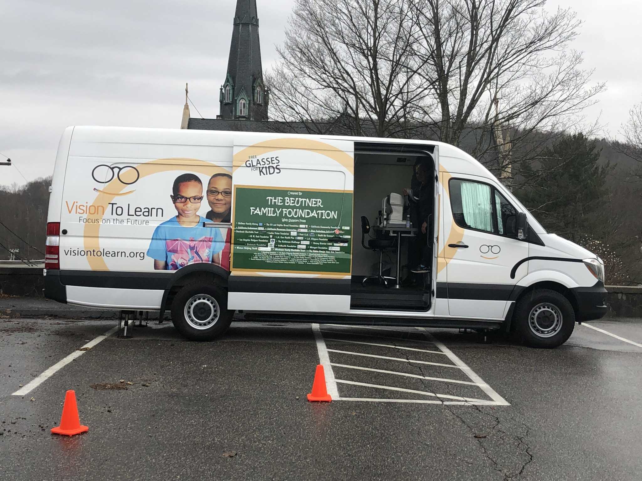 Winsted's Oak Street School visited by Vision Van - Vimarsana News