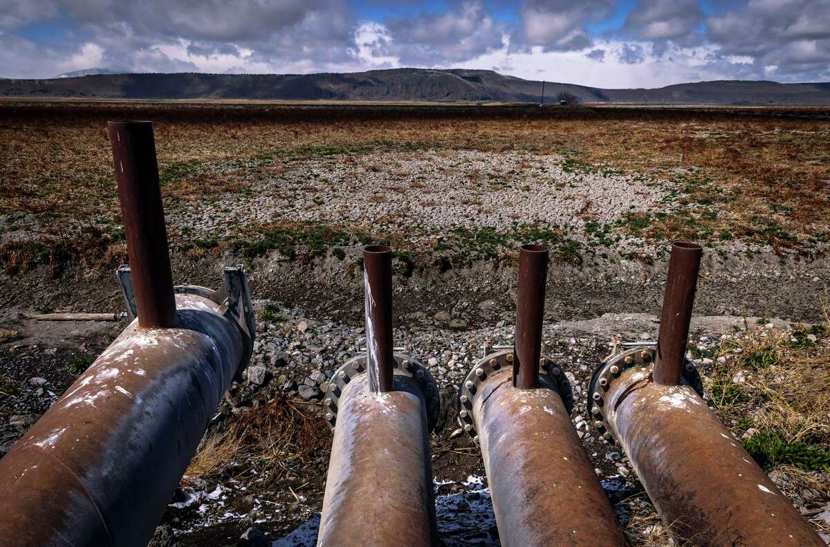 Pipes connecting the two parts of Tule Lake, Sump 1A and Sump 1B, stretch out over dried and cracked mud.