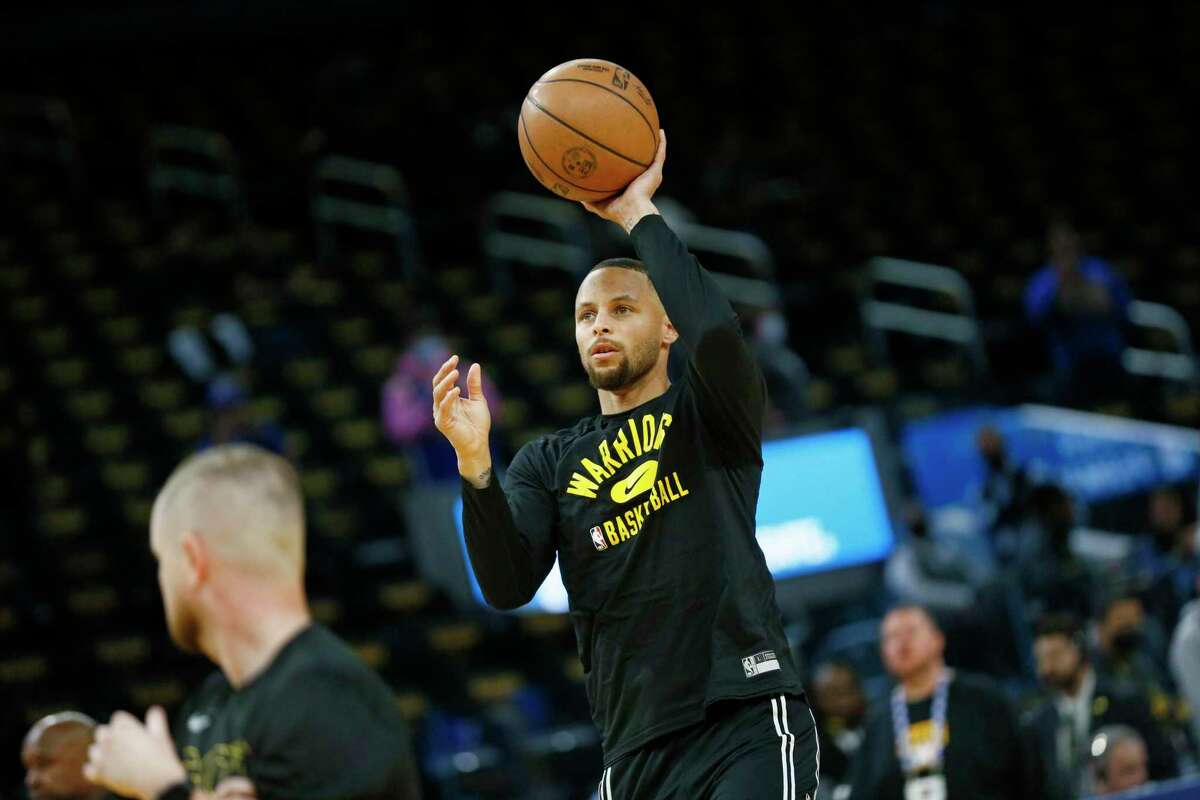 Golden State Warriors guard Stephen Curry (30) practices ahead of Game 1 of the NBA first-round playoff series against the Denver Nuggets at Chase Center, Saturday, April 16, 2022, in San Francisco, Calif.