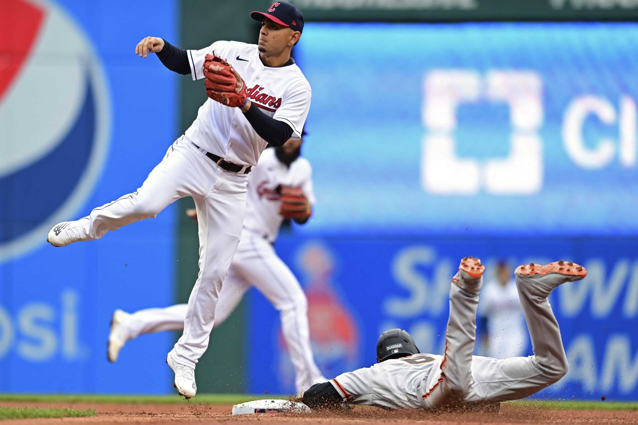 Aggressive Giants will use anyone to run — even their catchers