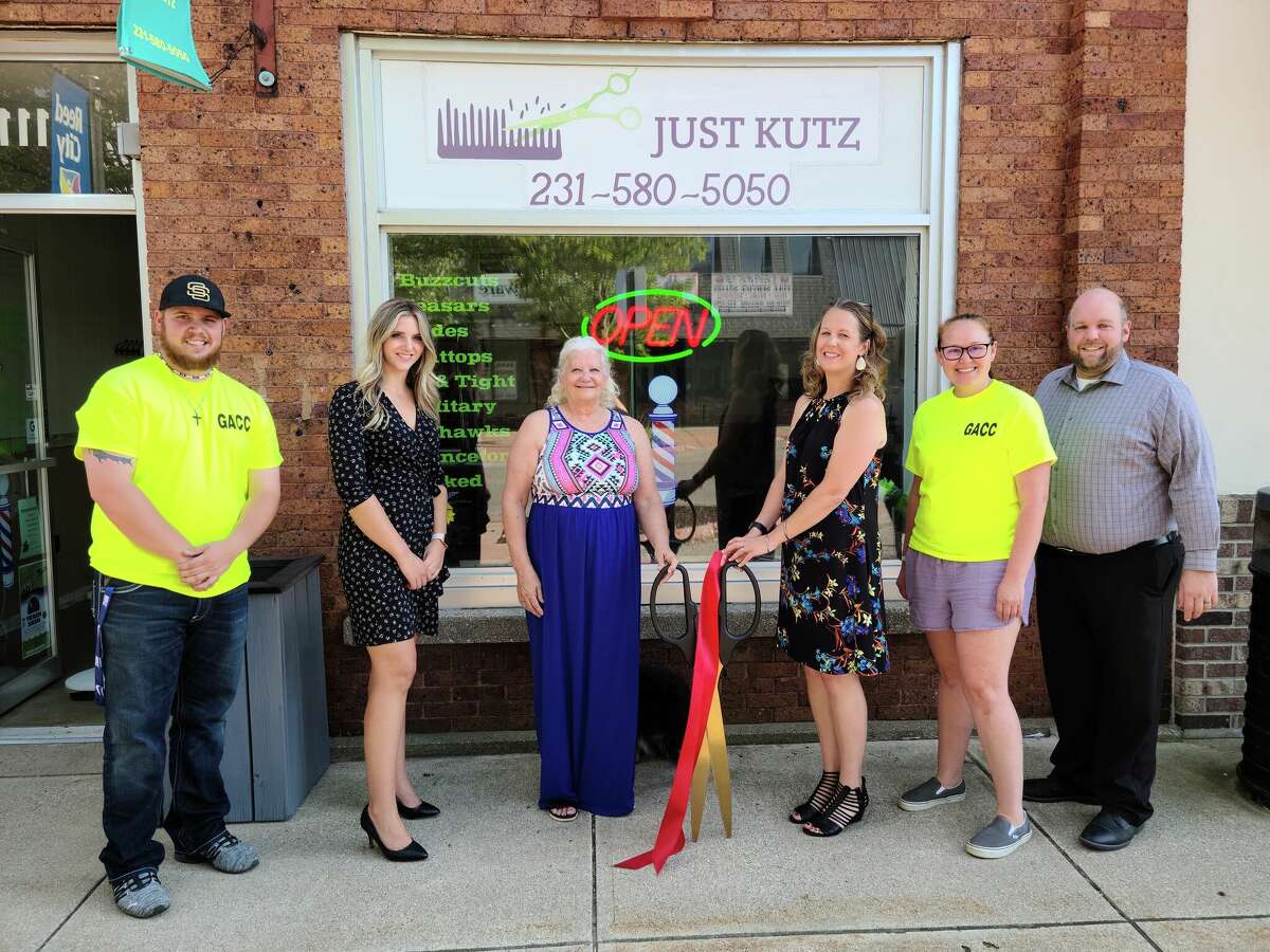Just Kutz is owned and operated by Lori Barnhart who originally got her haircutting start in the Grand Rapids area over 30 years ago. 