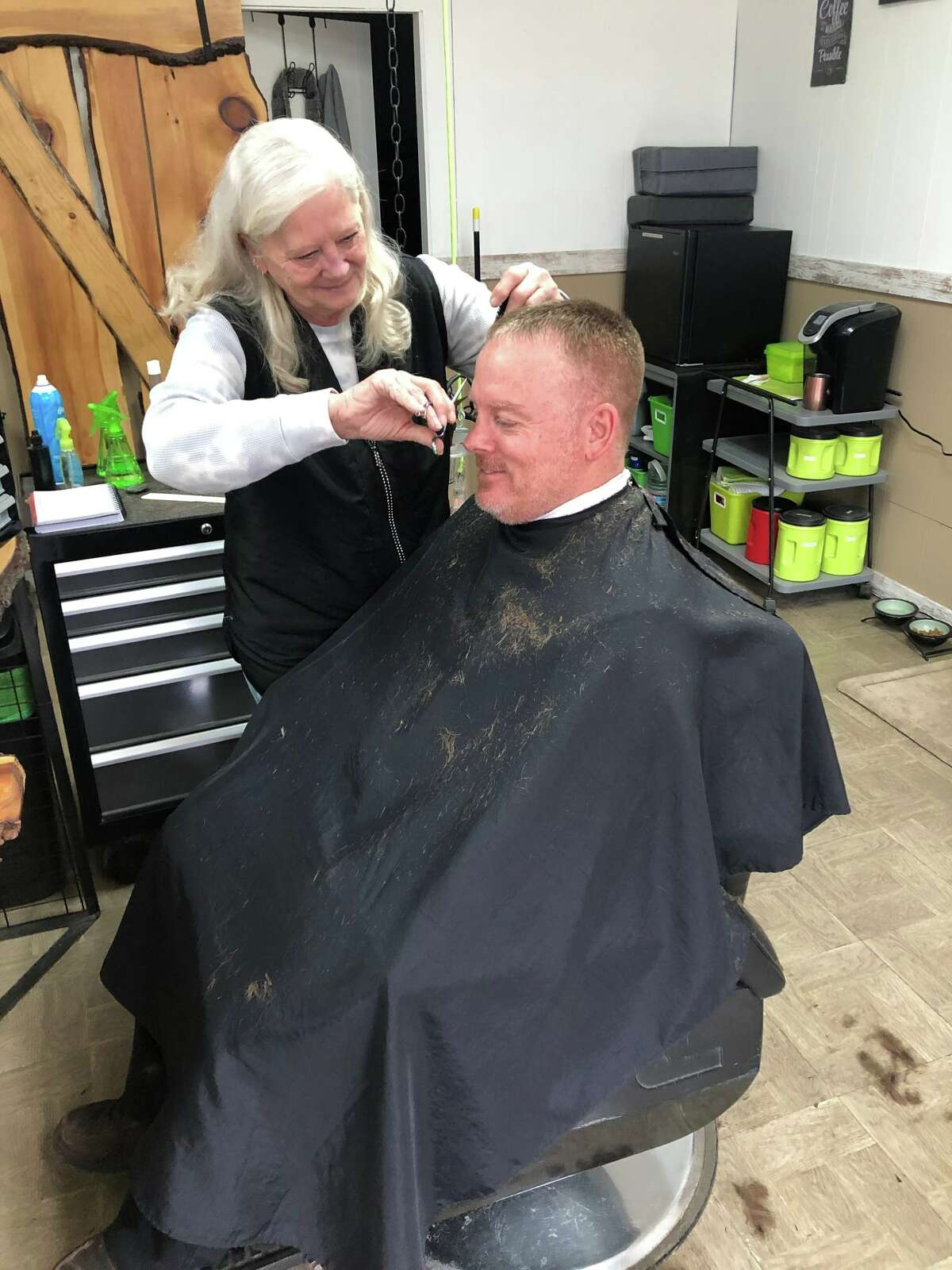 Just Kutz is owned and operated by Lori Barnhart who originally got her haircutting start in the Grand Rapids area over 30 years ago. 
