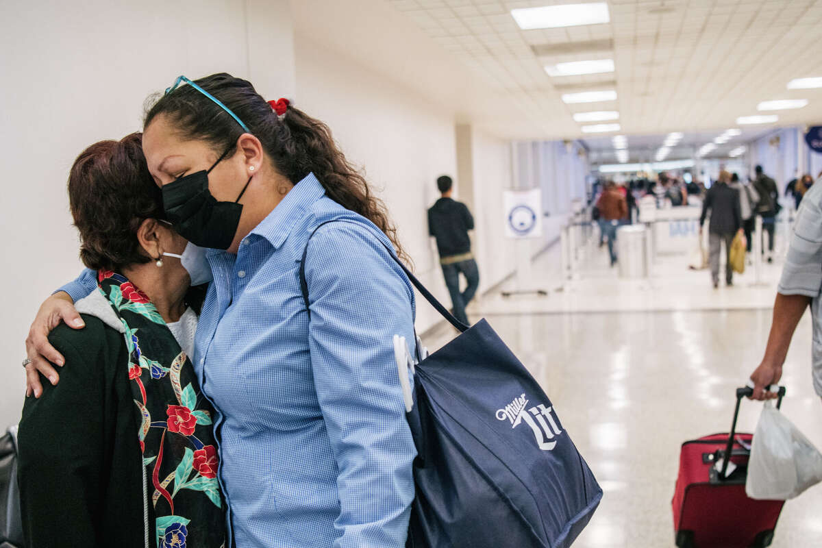 Major Texas airports drop mask mandates after new Biden admin announcement