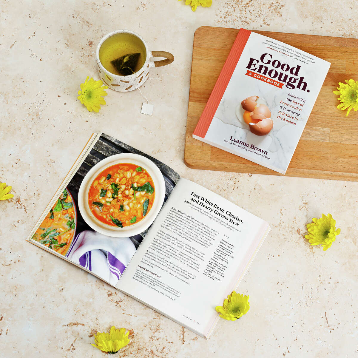 作家Leanne Brown加入了Extra Spicy播客主持人兼评论家Soleil Ho，讨论她最新的烹饪书《足够好》。