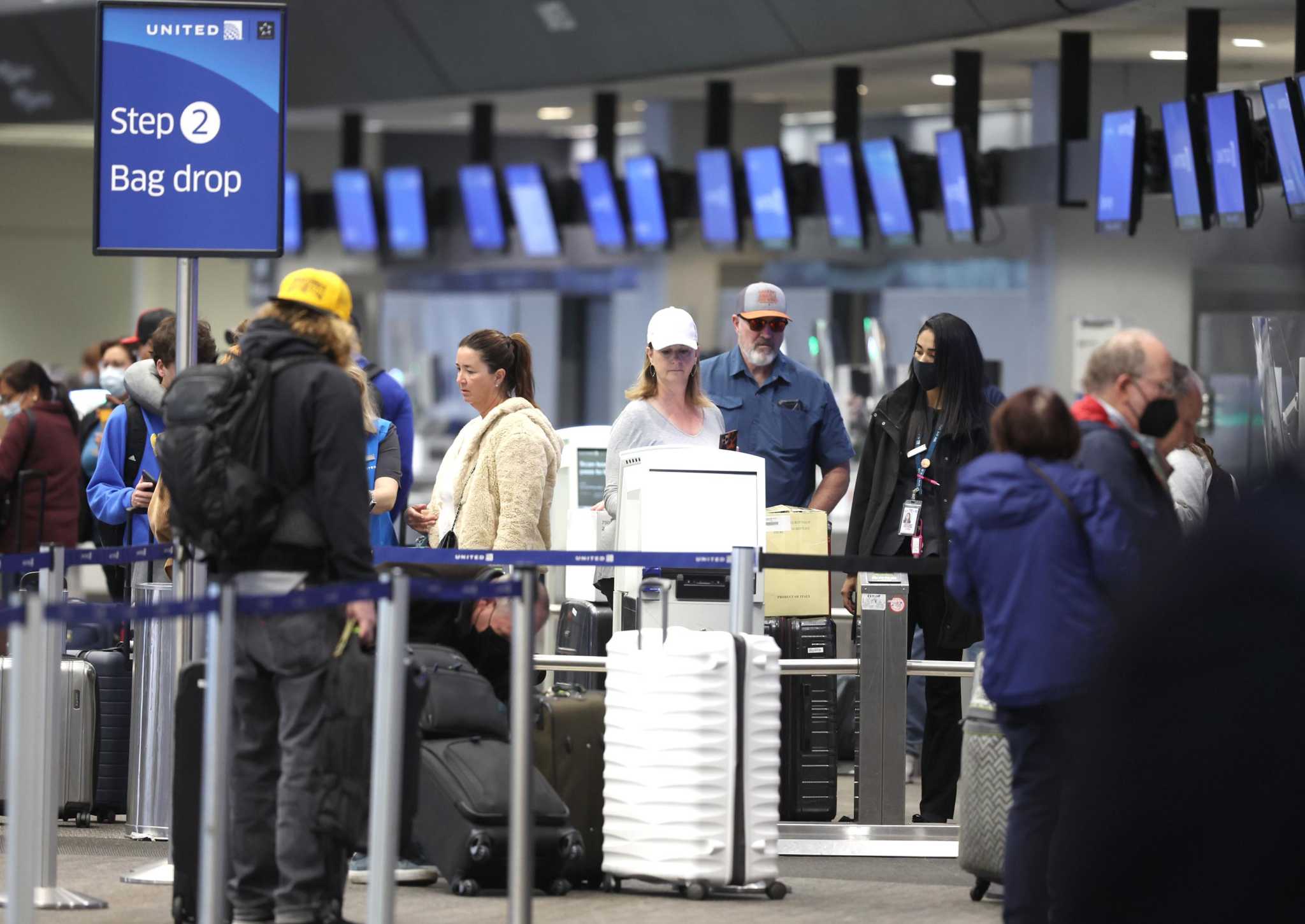 COVID in California: SFO-bound passenger's video shows moment mask mandate ended - Vimarsana News