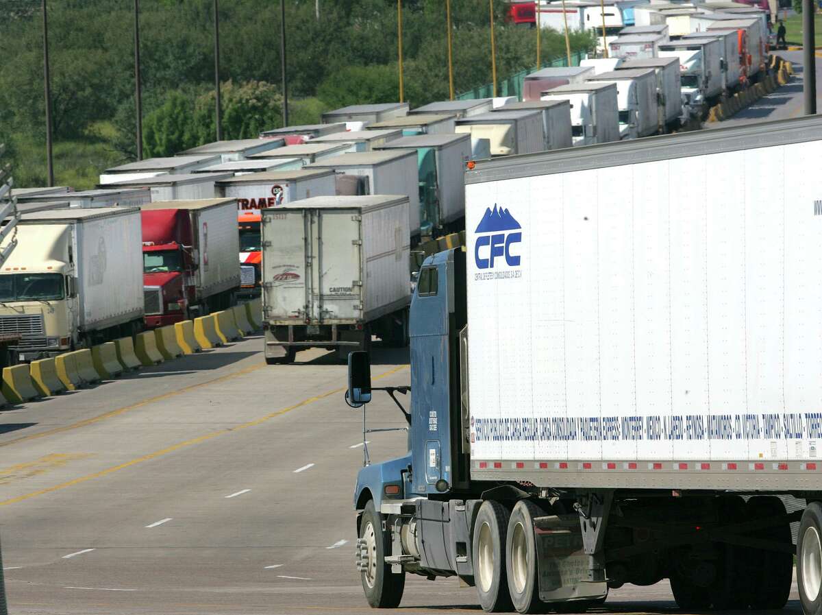 Truck traffic at the World Trade Bridge in Laredo, Tuesday, Sept. 30, 2008. The long line of trucks are waiting to cross in the the U.S. BOB OWEN/rowen@express-news.net