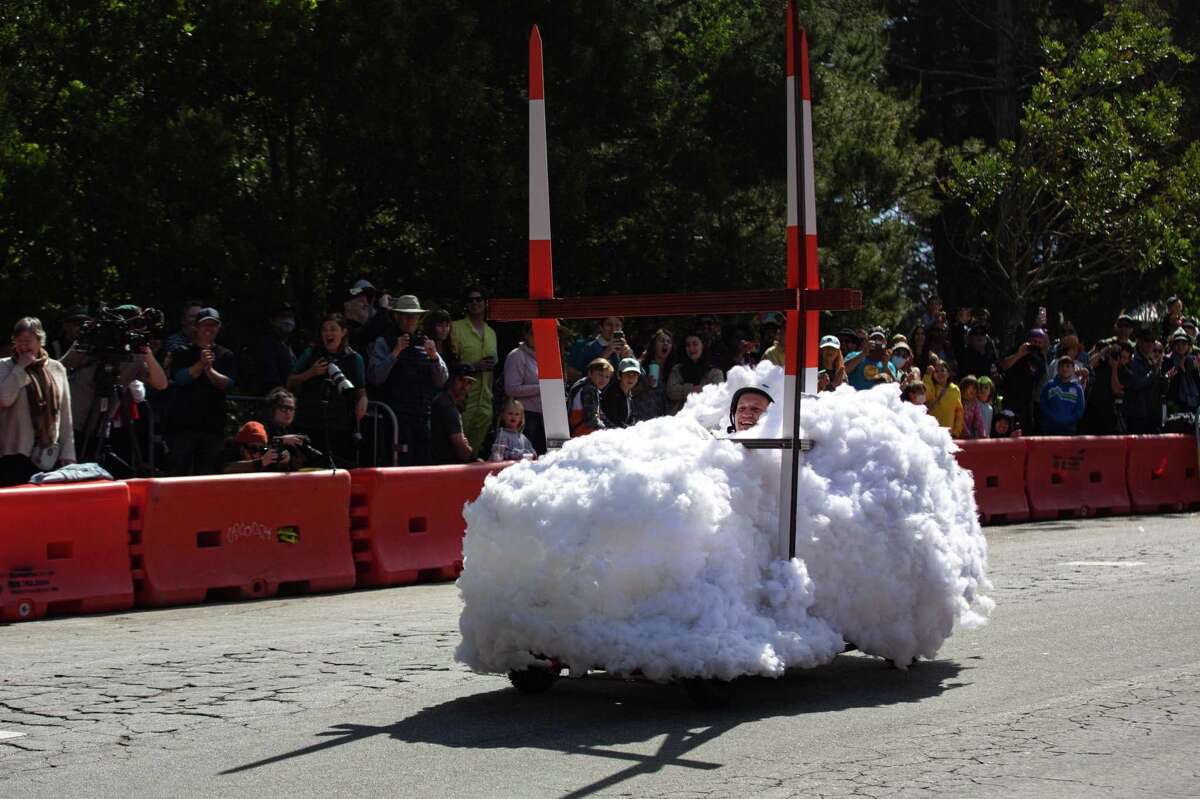 4月10日，在迈凯轮公园举行的SFMOMA肥皂箱德比比赛中，汉斯·冯·克莱姆驾驶着他的艺术汽车创作“卡尔”骑着车下山。