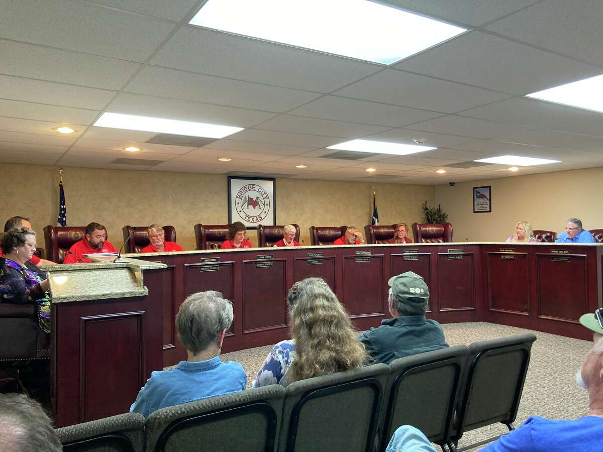 The city council of Bridge City voted unanimously Tuesday night to institute an ordinance regulating game rooms within city limits.