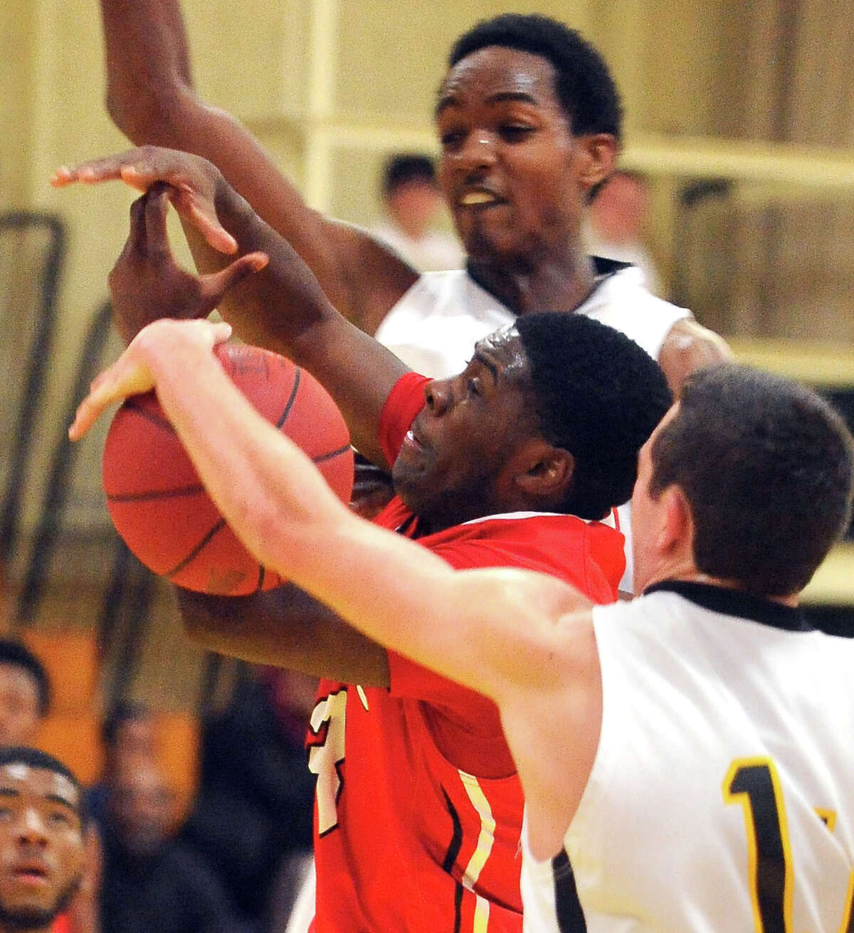 Wednesday's New Haven County Boys Basketball Roundup: Ricky Steele's buzzer- beater lifts Hyde