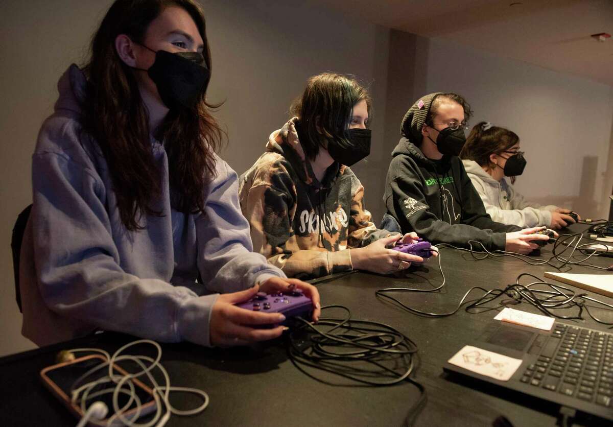 In Skidmore play, robots built by Ballston Spa students kidnap woman