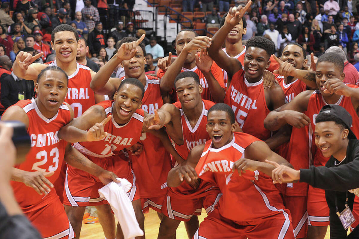 Central’s boys basketball team celebrates its 76-73 victory over Fairfield Prep in the Class LL title game March 22, 2014 Mohegan Sun, Uncasville (Mara Lavitt – New Haven Register)