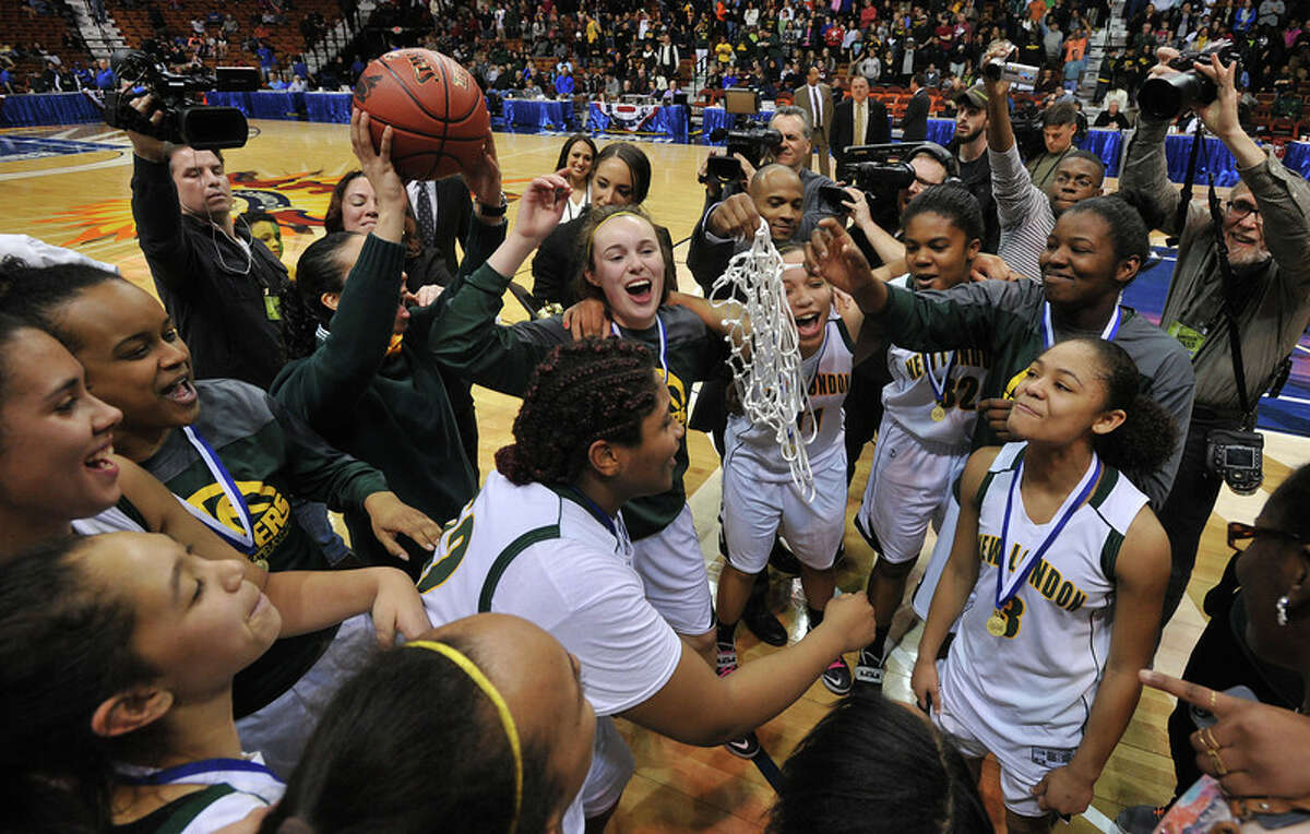 New London’s girls basketball team celebrates its 57-52 victory over Morgan in the Class M championship (Mara Lavitt – New Haven Register)