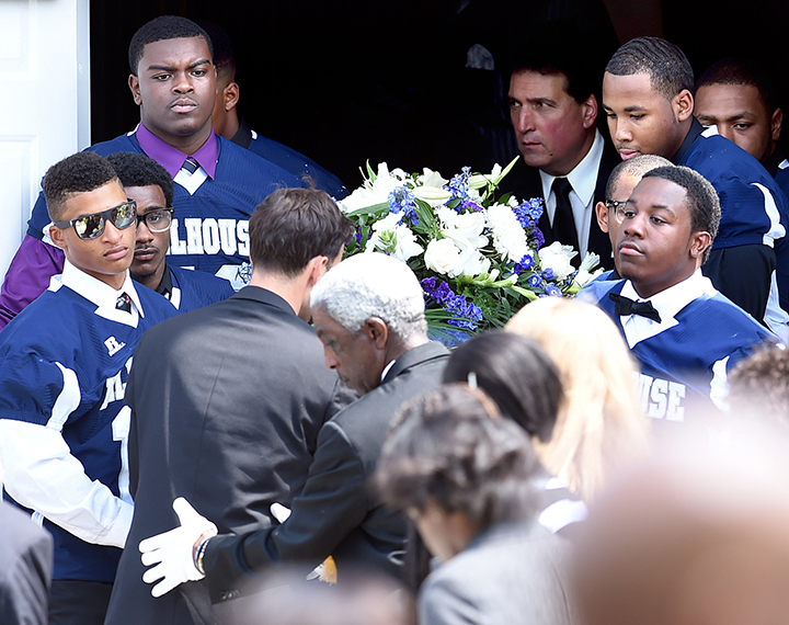 Hillhouse football team dedicates season to slain teammate