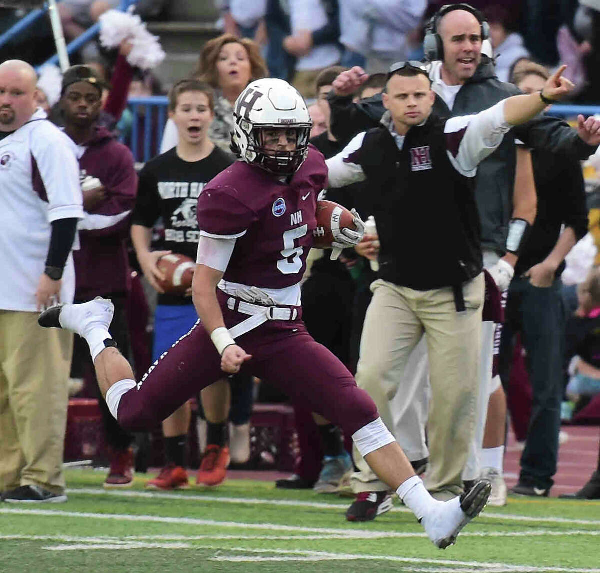 North Haven’s Mike Montano busts loose for a touchdown in the Class L championship loss to New Canaan. (Peter Hvizdak – New Haven Register)