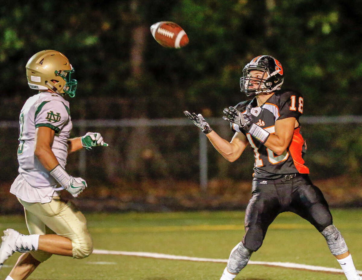 Shelton receiver Joe Zoppi (18) caches a touchdown pass Friday during the Gaels’ 33-21 win over Notre Dame-West Haven.