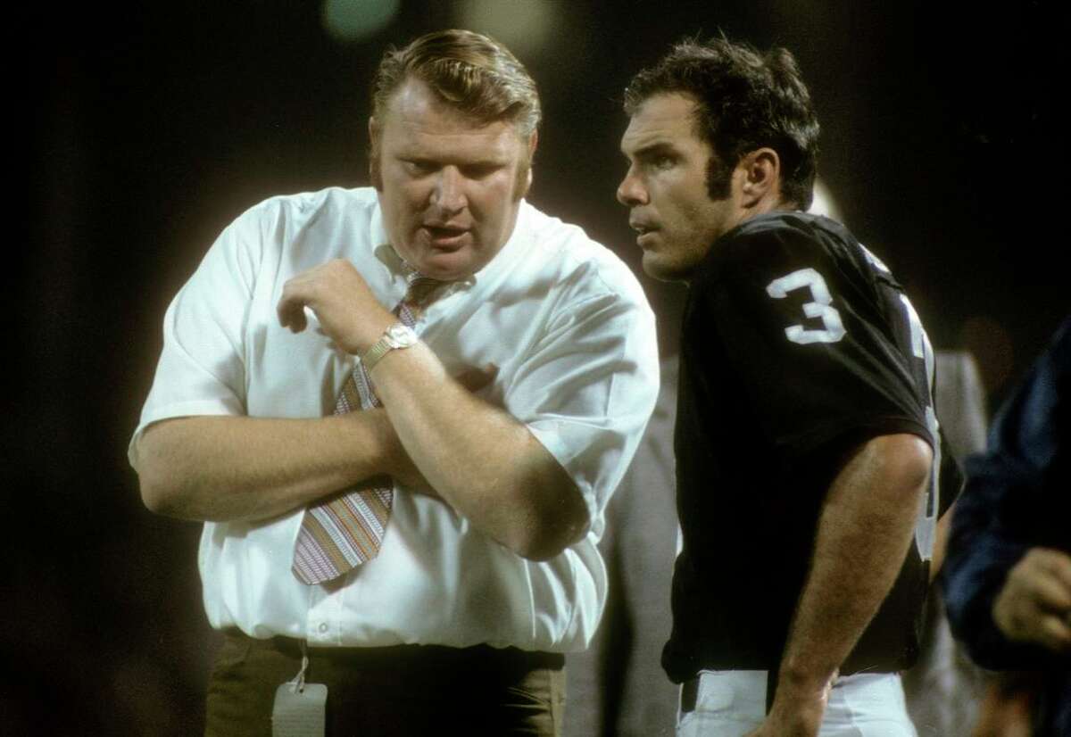 Oakland Raiders quarterback Daryle Lamonica drops back to pass during  News Photo - Getty Images