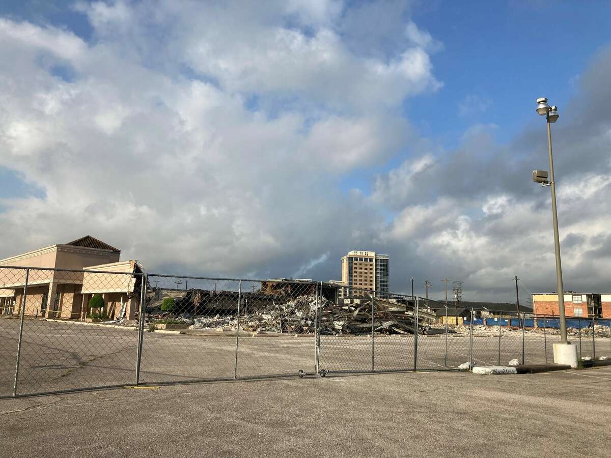 Barvin demolishes shopping center to make way for apartments