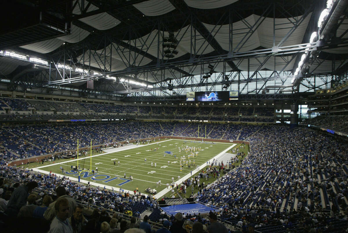 DETROIT - SEPTEMBER 22: Fans pour into Ford Field prior to the start of the first regular season game in the new facility for the Detroit Lions before the game against the Green Bay Packers on September 22, 2002 in downtown Detroit, Michigan. The Packers defeated the Lions 37-31. (Photo by Tom Pidgeon/Getty Images)