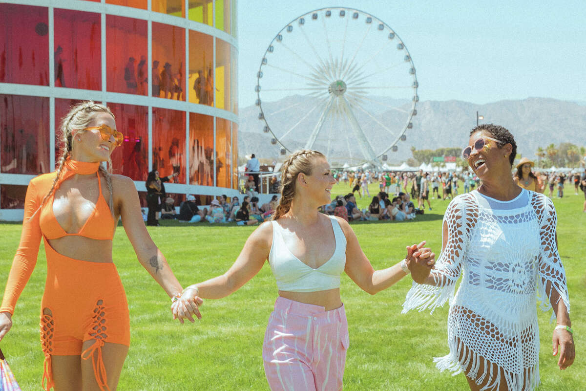 I frequentatori del festival passeggiano tra i numerosi luoghi d'interesse del campo di polo al Coachella Music and Arts Festival, venerdì 15 aprile.