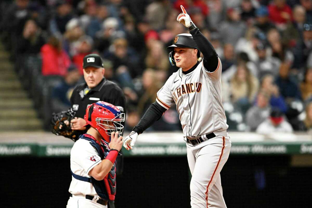 Giants' Joc Pederson responds to fan's taunting with massive home run